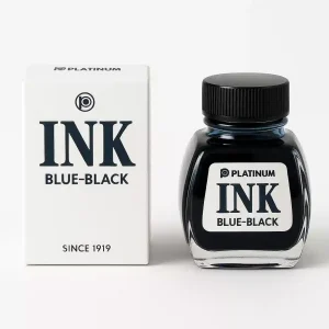 白い背景に置かれた、プラチナ万年筆のブルーブラックインクのボトルと外箱。