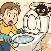 トイレの便器を掃除する人の後ろで、トイレタンクの中から黒カビのキャラクターがこっそり顔を出し、黒ずみの本当の原因がタンクの中にあることを示唆しているイラスト。