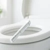 清潔で明るいトイレで、きれいに掃除されて輝いているウォシュレットのノズル。衛生的なイメージを表現している。